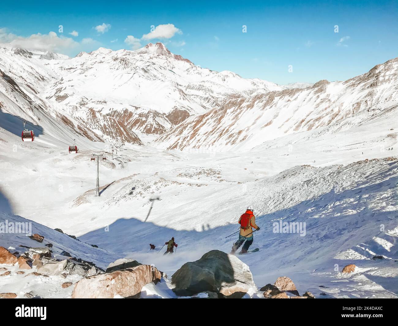 Gruppo di sciatori maschi sciare in discesa a Kobi off-piste nella stazione sciistica di Gudauri, montagne del caucaso. Freeride in giornata di sole nella stagione invernale per divertimento ed extr Foto Stock