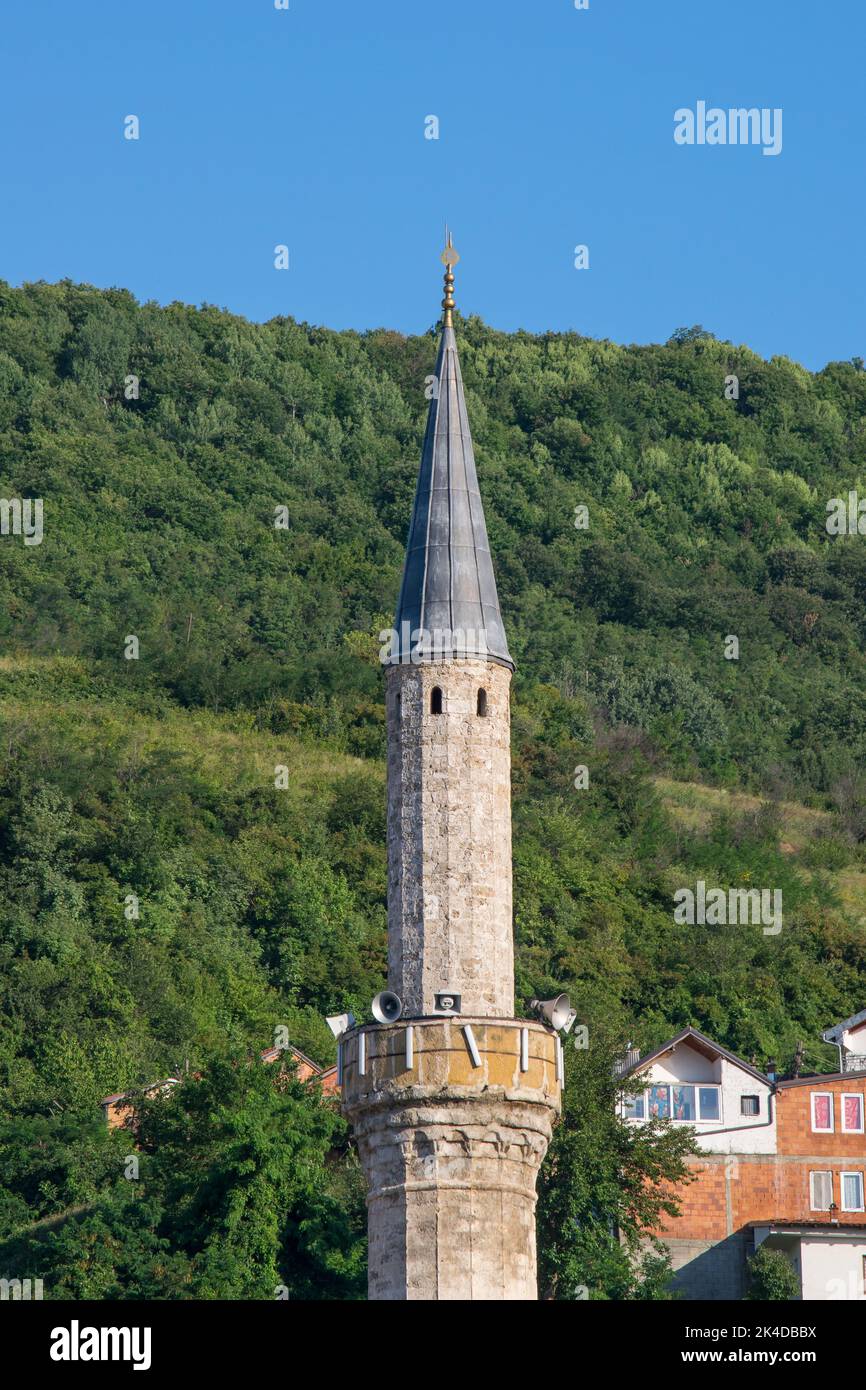 La torre minareto di una moschea musulmana nella città di Prizren, Kosovo, ex Jugoslavia. Luogo di culto musulmano, minareto che torreggia sulla città. Foto Stock