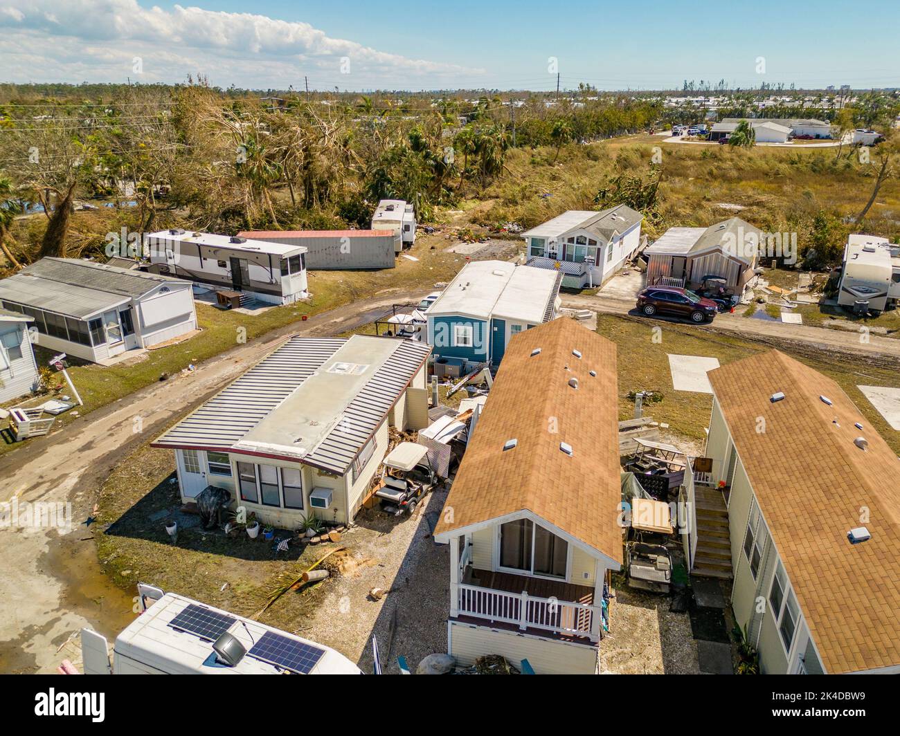 Foto aerea dei droni dei parcheggi per roulotte a Fort Myers, Florida, che hanno subito danni causati dall'uragano Ian Foto Stock