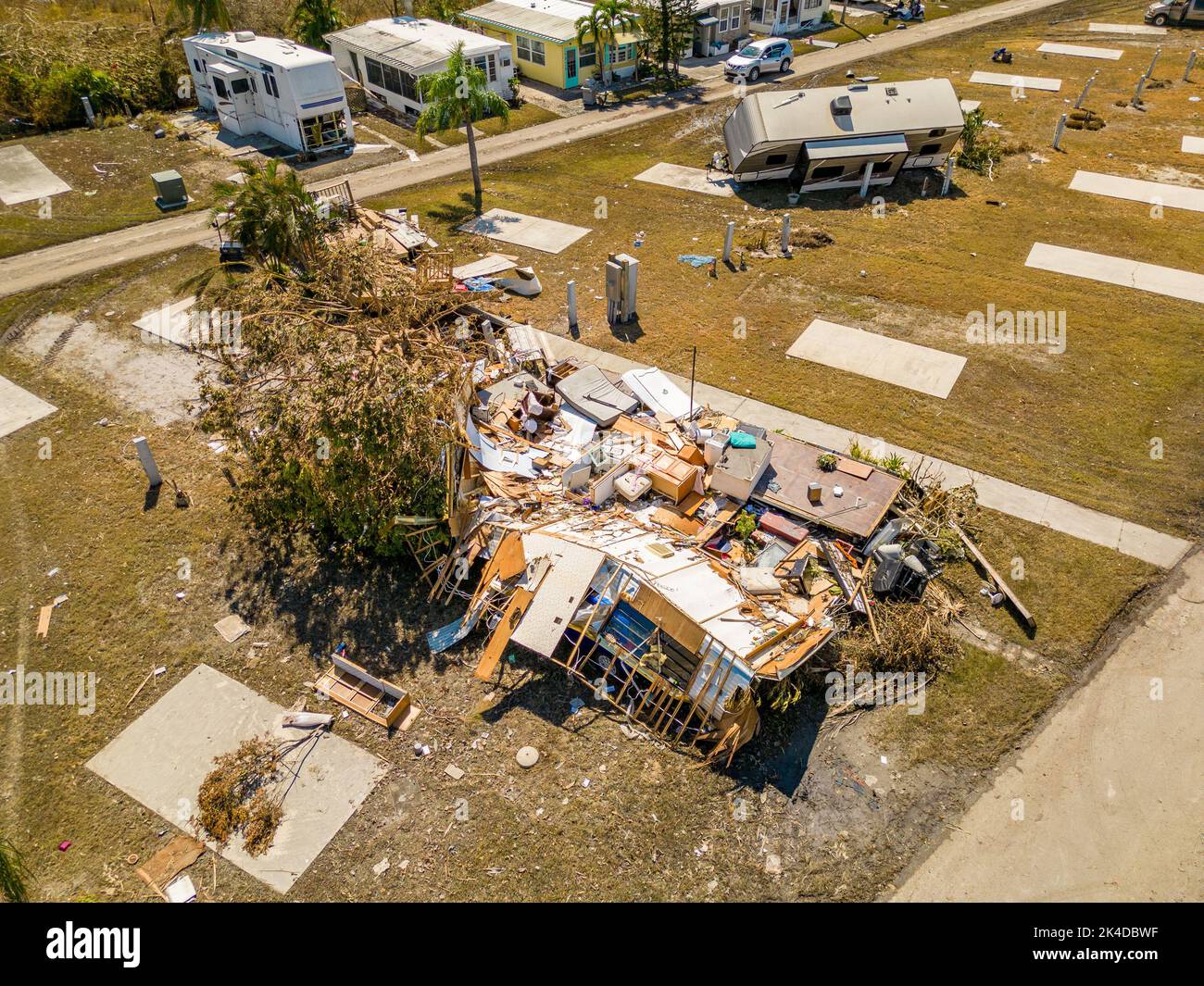 Foto aerea dei droni dei parcheggi per roulotte a Fort Myers, Florida, che hanno subito danni causati dall'uragano Ian Foto Stock