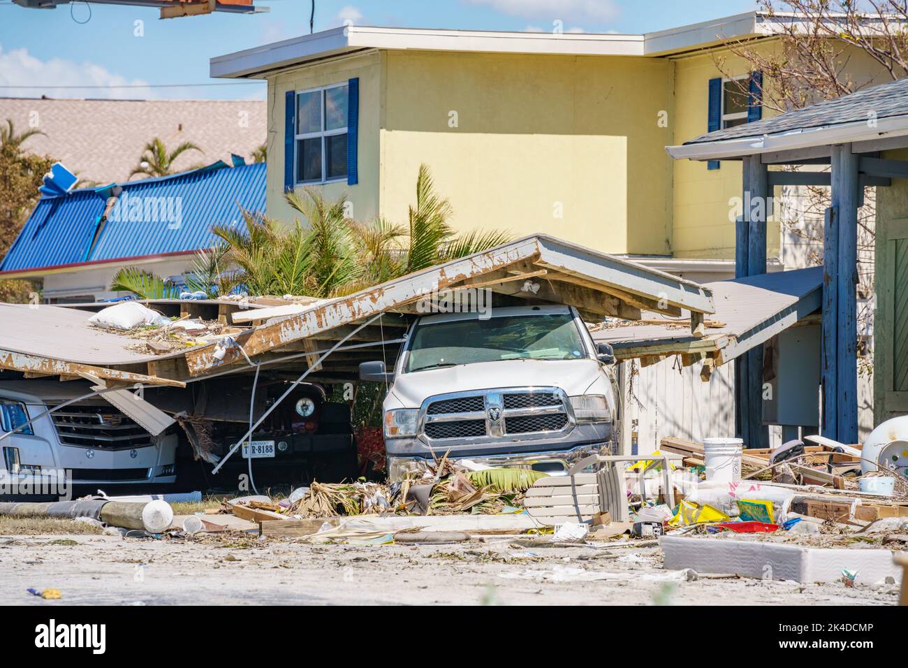 Fort Myers, FL, USA - 1 ottobre 2022: Camion inchiodati sotto i detriti di tempesta uragano Ian Fort Myers FL Foto Stock