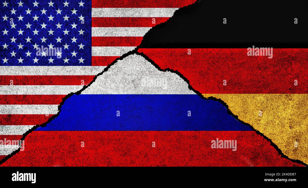 USA, Russia e Germania si bandierano insieme su un muro strutturato. Relazioni diplomatiche tra Russia, Germania e Stati Uniti d'America Foto Stock