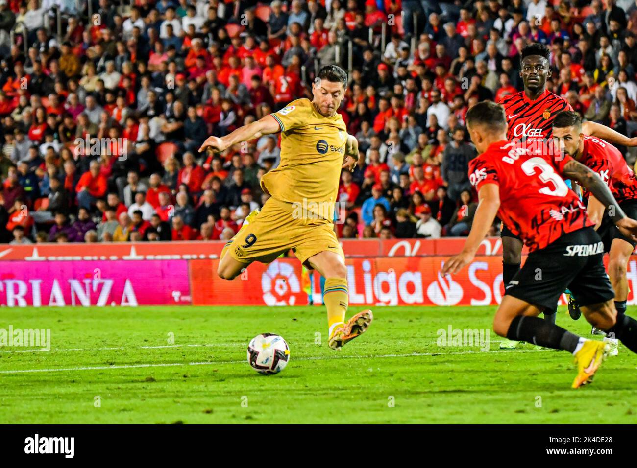 Mallorca, Mallorca, Spagna. 1st Ott 2022. MALLORCA, SPAGNA - 1 OTTOBRE: Robert Lewandowski del FC Barcelona spara la palla durante la partita tra RCD Mallorca e FC Barcelona di la Liga Santander il 1 ottobre 2022 presso lo Stadio Visit Mallorca Son Moix a Mallorca, Spagna. (Credit Image: © Samuel CarreÃ±o/PX Imagens via ZUMA Press Wire) Credit: ZUMA Press, Inc./Alamy Live News Foto Stock