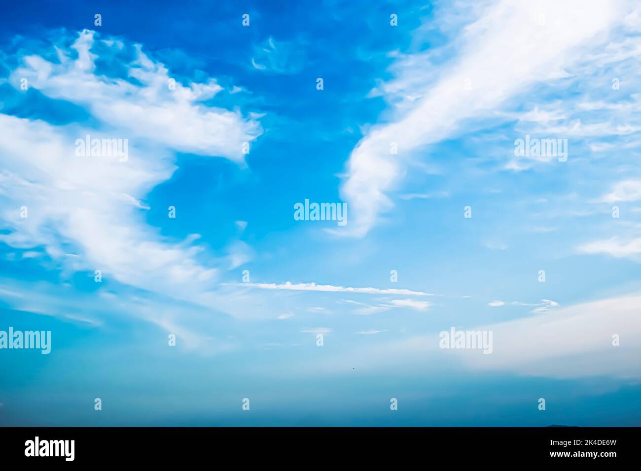 Estate blu cielo nuvola gradiente luce sfondo bianco. Foto Stock