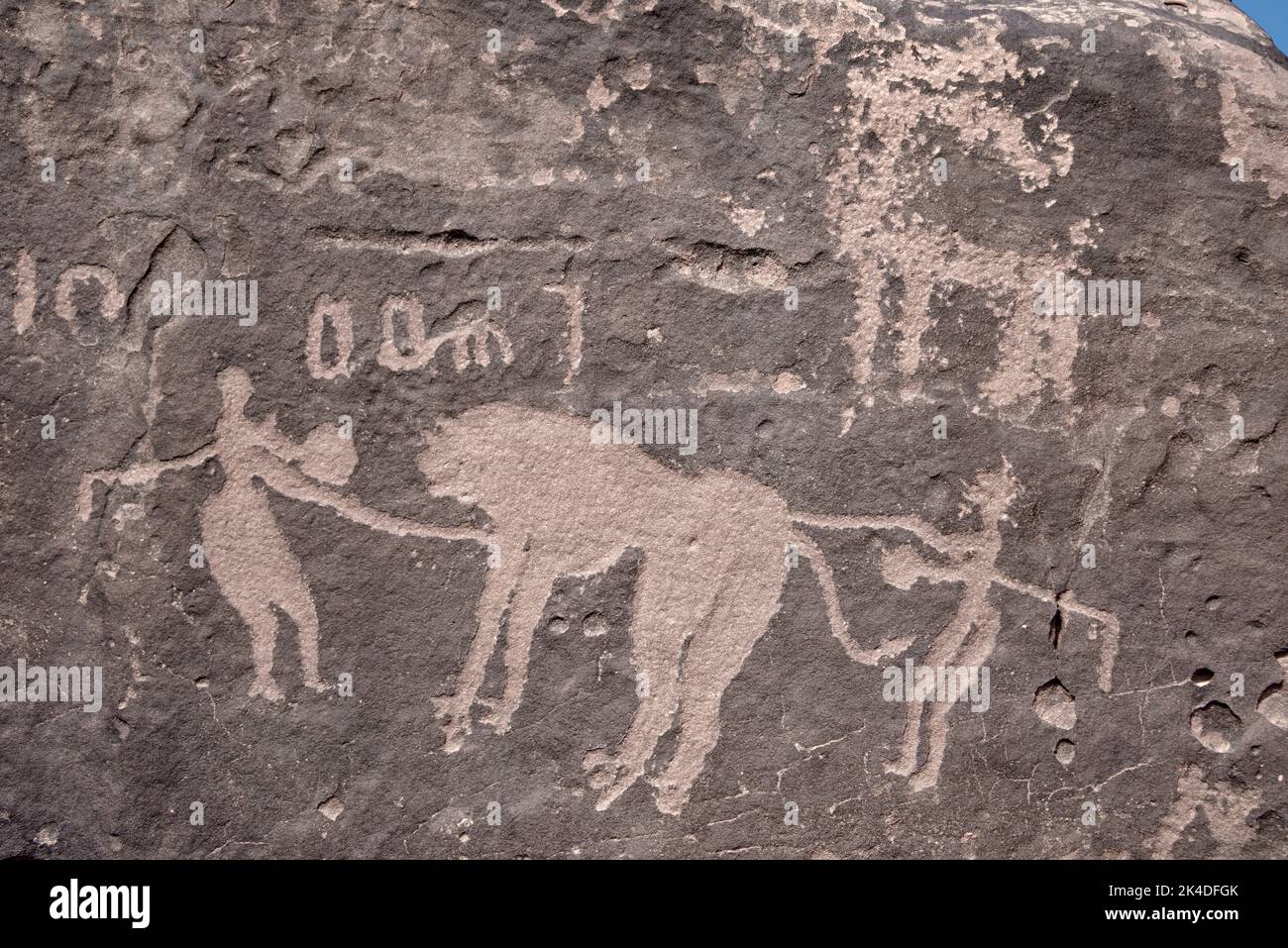Rara arte rock due persone che combattono un leone che incisa circa 5000 AC Jubba Arabia Saudita Foto Stock