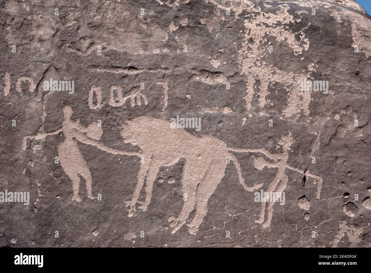 Rara arte rock due persone che combattono un leone incisione Thamudic 1000 AC Jubba Saudita Arabia1 Foto Stock
