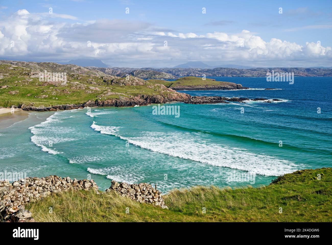 Marea entrante e ondate ondulate sulla spiaggia di sabbia bianca di Polin Bay, una bella zona isolata a nord-ovest di Sutherland, Highlands scozzesi Foto Stock