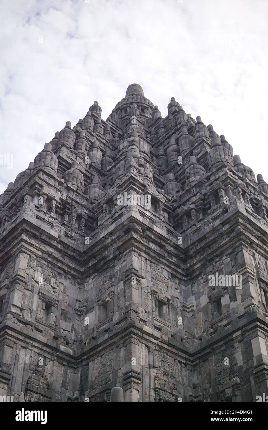 Rilievi dettagliati e splendidi ornamenti sul Tempio di Prambanan. Questo tempio indù è un famoso turismo storico in Indonesia. Foto Stock