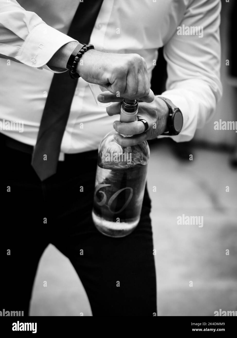 Versare la palinka al bicchiere per celebrare un matrimonio Foto Stock