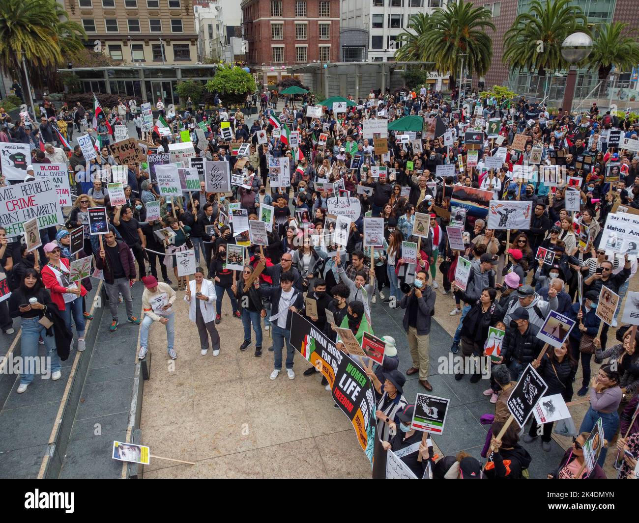 (I redattori notano l'immagine presa da un drone) la gente si raduna alla Union Square di San Francisco con i cartelli che esprimono la loro opinione. Dopo la morte della ragazza iraniana Mahsa Amini, proteste e manifestazioni per sostenere l'Iran sono avvenute in tutto il mondo. A San Francisco, migliaia di persone si radunano e marciano per strada con foto di Mahsa Amini, striscioni, cartelloni e la bandiera dell'Iran. Le persone che aderiscono al rally pensano che tutti debbano sostenere l'iraniano e urlano "Donna, vita, libertà” durante il rally. Foto Stock