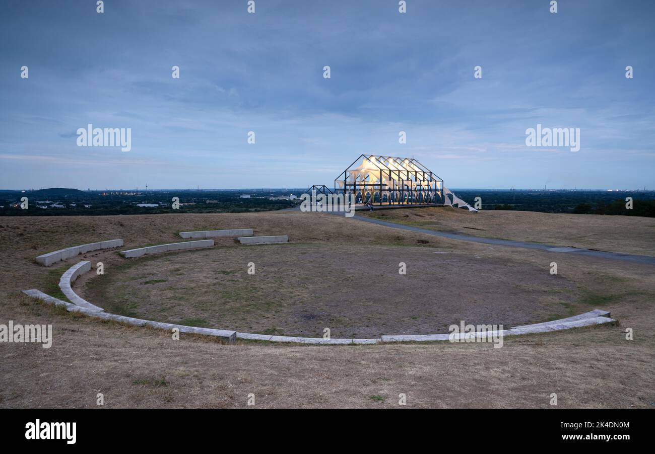 NEUKIRCHEN-VLYN, GERMANIA - 11 GIUGNO 2022: Punta di Norddeutschland, punto di riferimento della metropoli della Ruhr contro il cielo il 11 giugno 2022 a Neukirchen-Vlyn, Germania Foto Stock