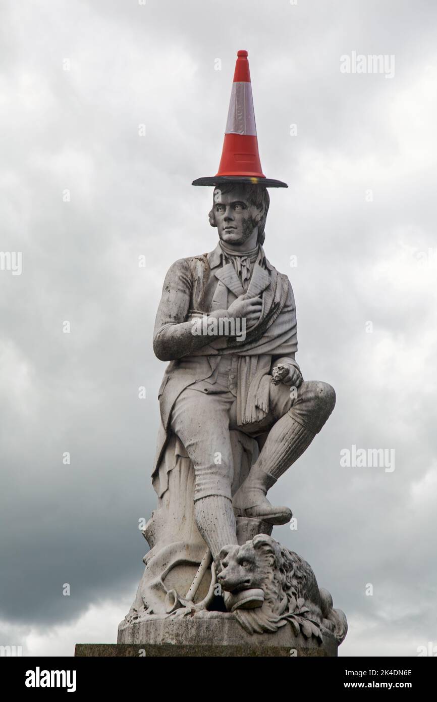 Dumfries, Scozia, 24th 2022 settembre, la statua di Robbie Burns si è scontrata con un cono di traffico Foto Stock