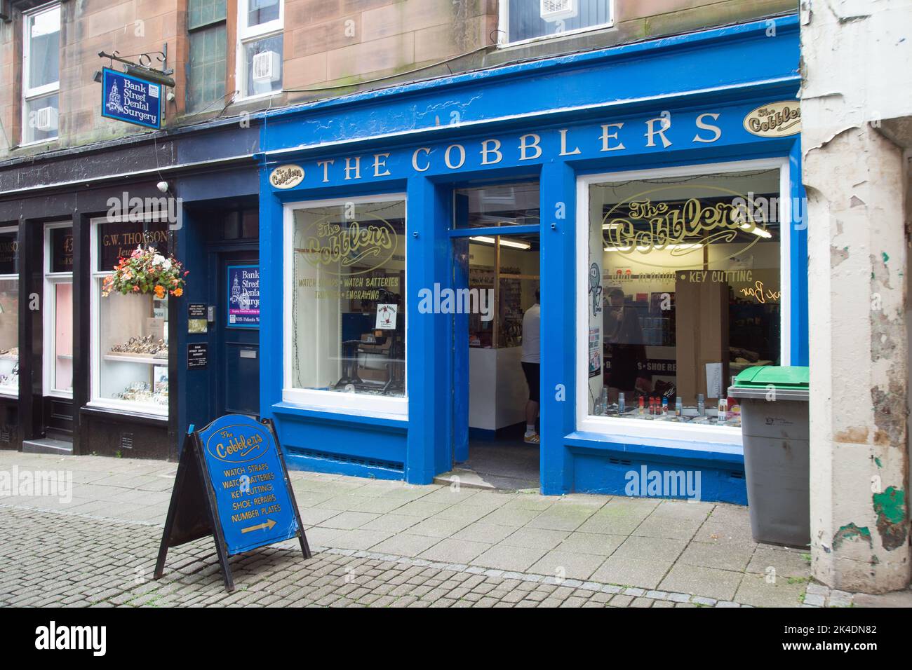 Dumfries, Scozia, il negozio Cobblers in città. Foto Stock
