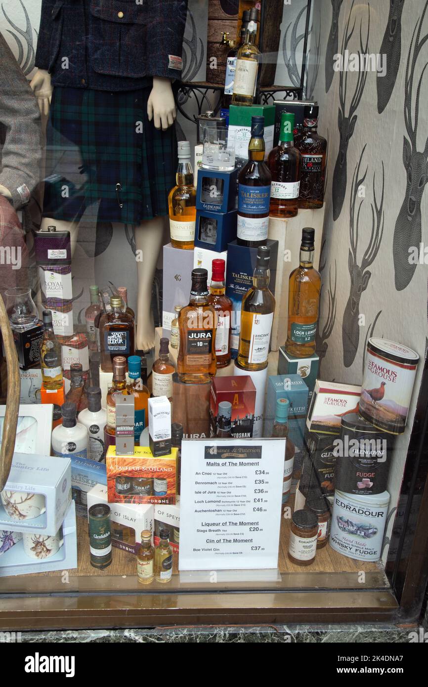 Edimburgo, Scozia, 26th settembre 2022, i turisti potrebbero essere tentati da una mostra di vari whisky in una vetrina di Princess Street. Foto Stock