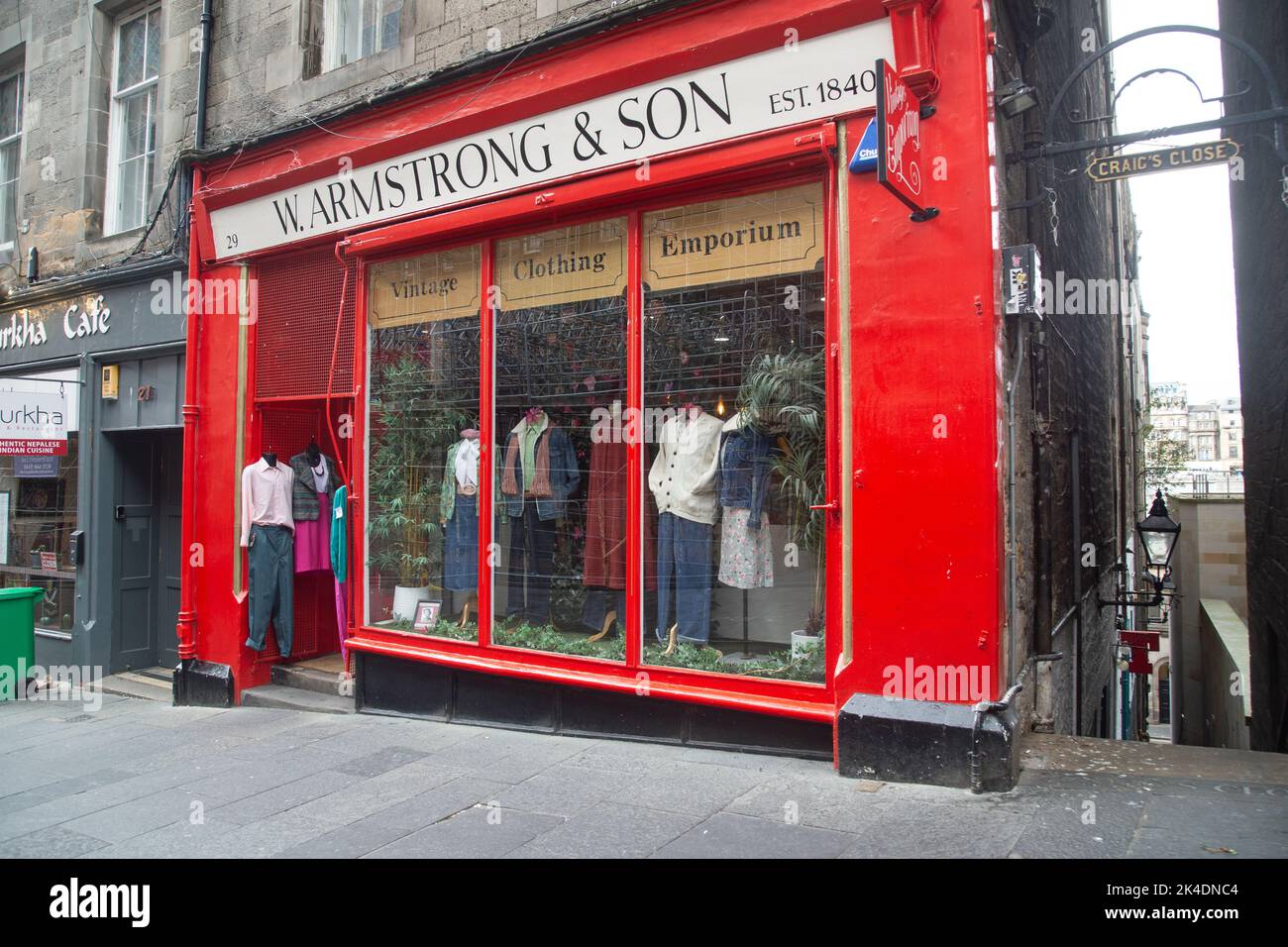 Edimburgo, Scozia, 26th 2022 settembre, il negozio di W Armstrong & Son, emporio di abbigliamento vintage Foto Stock