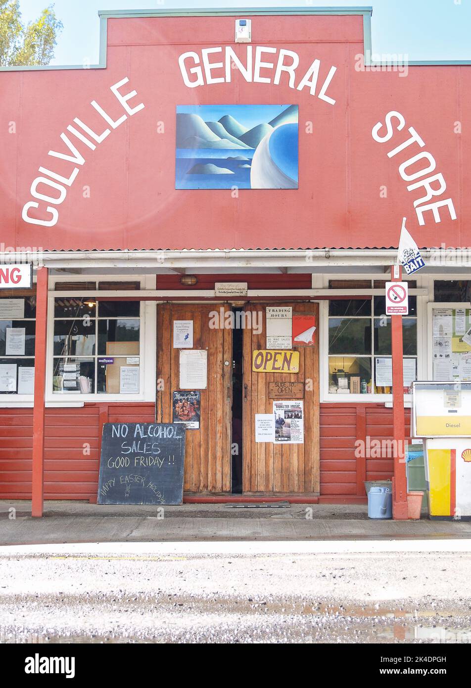 Colville Nuova Zelanda - Aprile 9 2009; fronte negozio Colville General Store con cartelli e avvisi. Foto Stock