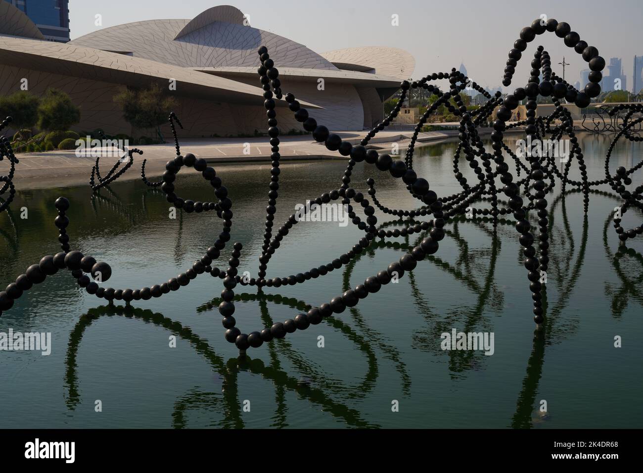 Doha, Qatar, 1 ottobre 2022. Il Museo Nazionale del Qatar è stato aperto al pubblico il 28 marzo 2019. L'edificio è stato progettato dall'architetto Jean Nouvel, ispirato al cristallo di rosa del deserto, che si trova in Qatar. Foto Stock