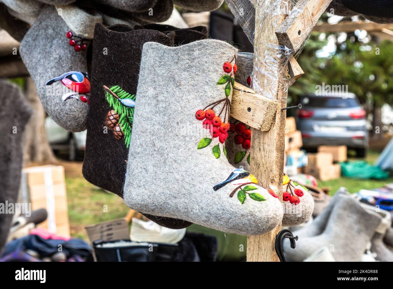 Stivali tradizionali in feltrato russo di design e modelli diversi. Stivali in feltro ricamati per la stagione invernale. Scarpe nazionali russe Foto Stock