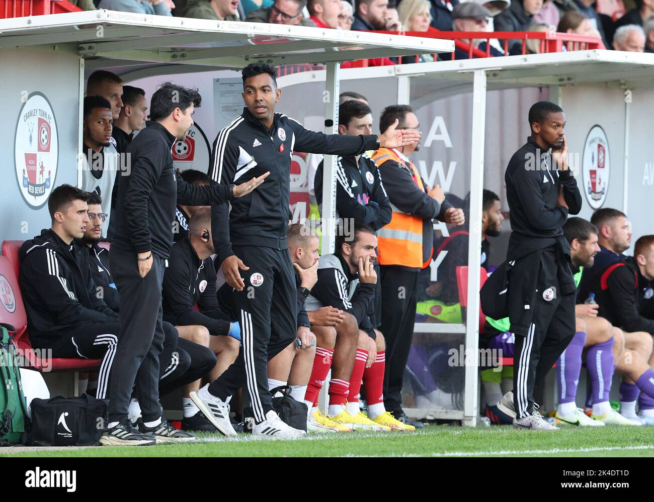 Kevin Betsy, manager di Crawley Town, è stato scavato durante la partita della EFL League Two tra Crawley Town e Stevenage al Broadfield Stadium di Crawley. Immagini James Boardman/Telephoto immagini Foto Stock
