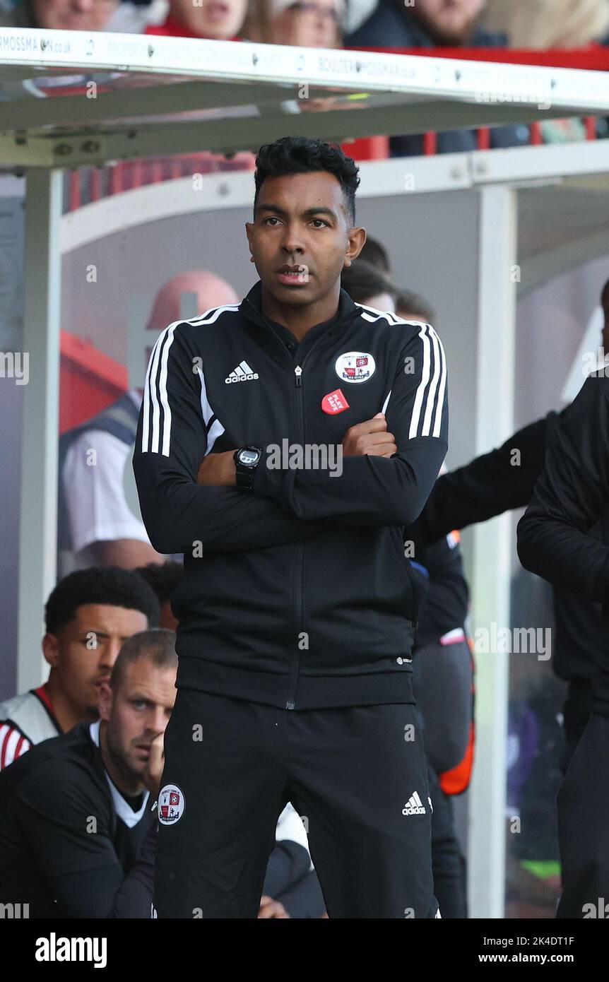 Kevin Betsy, manager di Crawley Town, è stato scavato durante la partita della EFL League Two tra Crawley Town e Stevenage al Broadfield Stadium di Crawley. Immagini James Boardman/Telephoto immagini Foto Stock