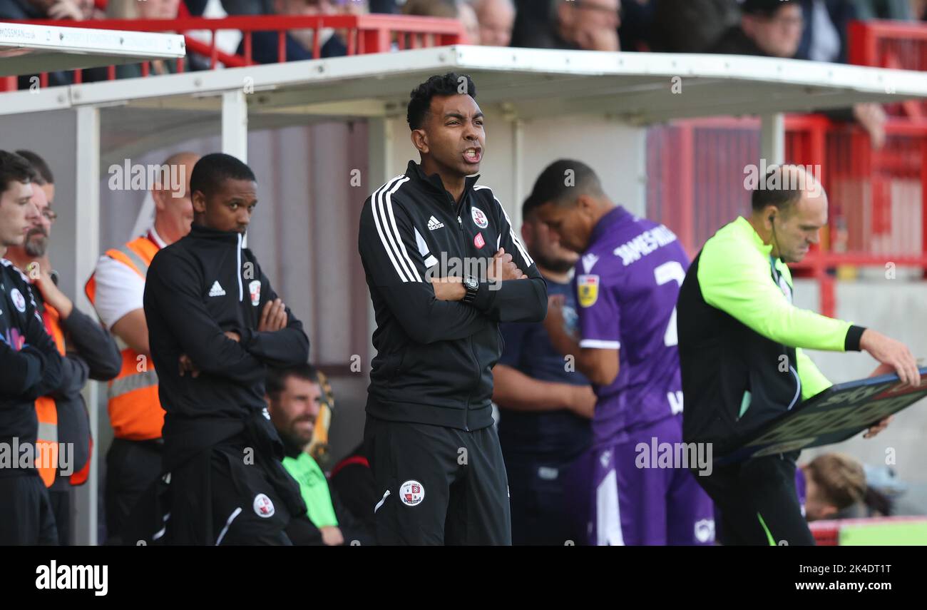 Kevin Betsy, manager di Crawley Town, è stato scavato durante la partita della EFL League Two tra Crawley Town e Stevenage al Broadfield Stadium di Crawley. Immagini James Boardman/Telephoto immagini Foto Stock