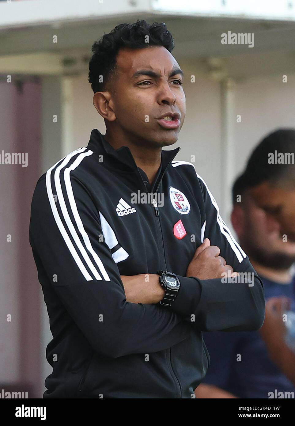 Kevin Betsy, manager di Crawley Town, è stato scavato durante la partita della EFL League Two tra Crawley Town e Stevenage al Broadfield Stadium di Crawley. Immagini James Boardman/Telephoto immagini Foto Stock