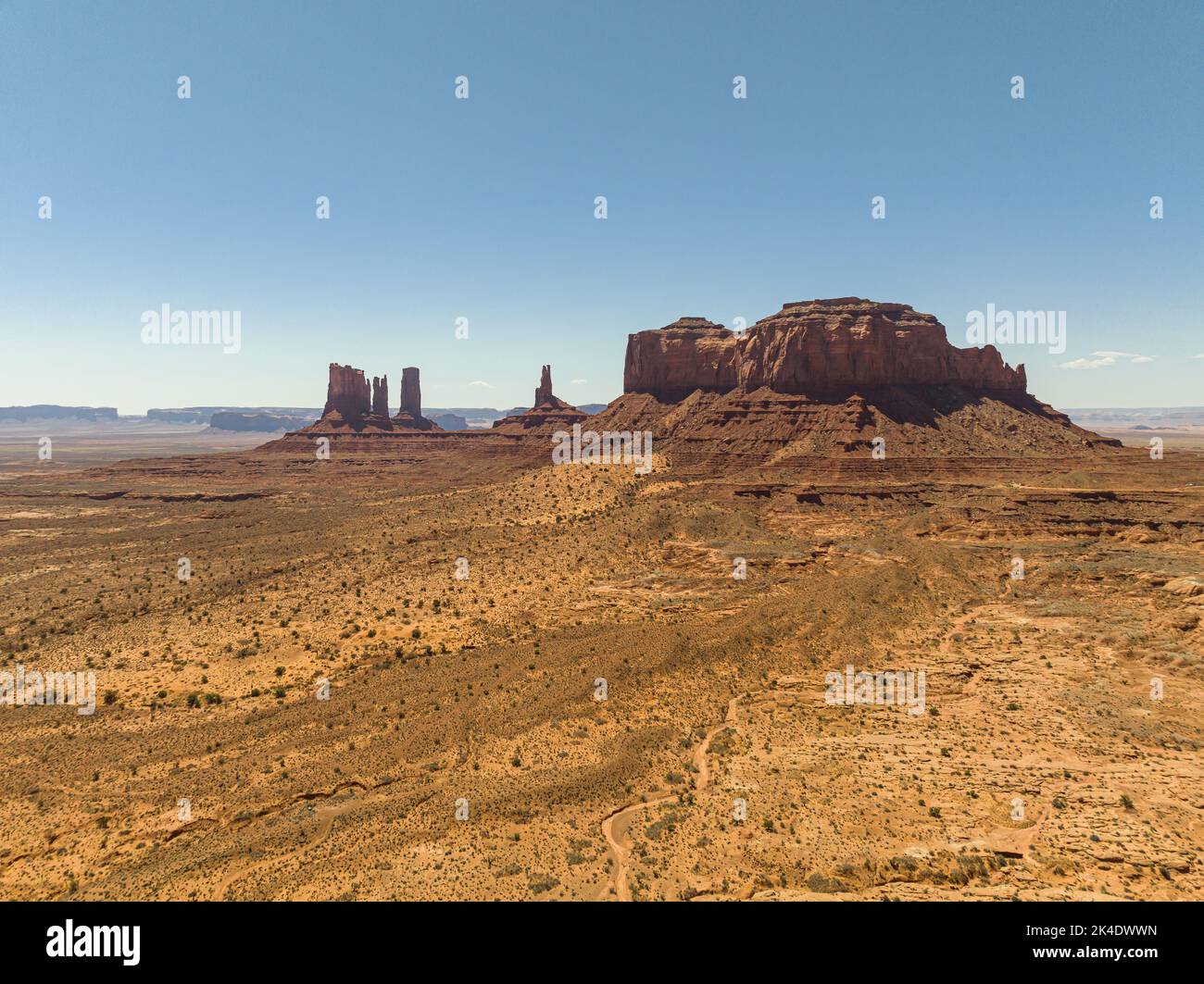 Castle Rock, re sul suo trono, e Saddleback Butte al Monument Valley Navajo Tribal Park, Navajo Nation Foto Stock