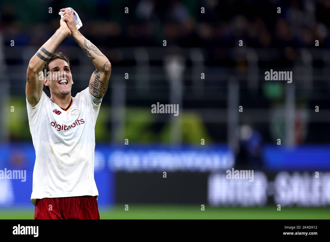 Milano, Italia. 01st Ott 2022. Nicolo Zaniolo di AS Roma festeggia dopo aver vinto la Serie A match beetween FC Internazionale e AS Roma allo Stadio Giuseppe Meazza il 1 ottobre 2022 a Milano Italia . Credit: Marco Canoniero/Alamy Live News Foto Stock