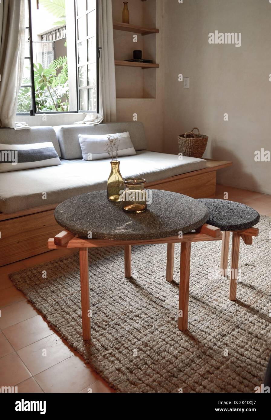 tavolino da caffè di design laterale o centrale, piano in pietra naturale, pietra vulcanica, cava o terrazz Foto Stock