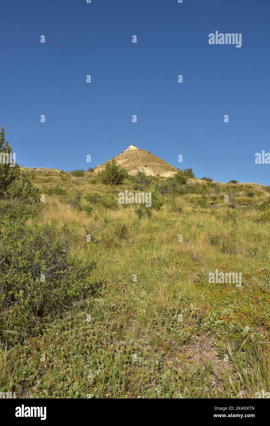 Grande formazione di roccia arenaria a forma di piramide sulla cima di una collina. Foto Stock