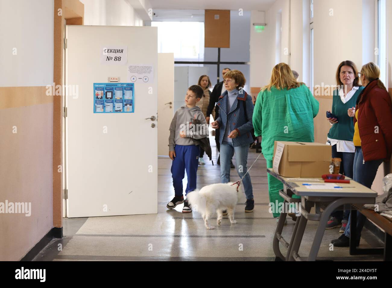 Persone davanti alle sezioni di voto per le elezioni del parlamento bulgaro a Sofia (Bulgaria) il 10/02/2022 Foto Stock