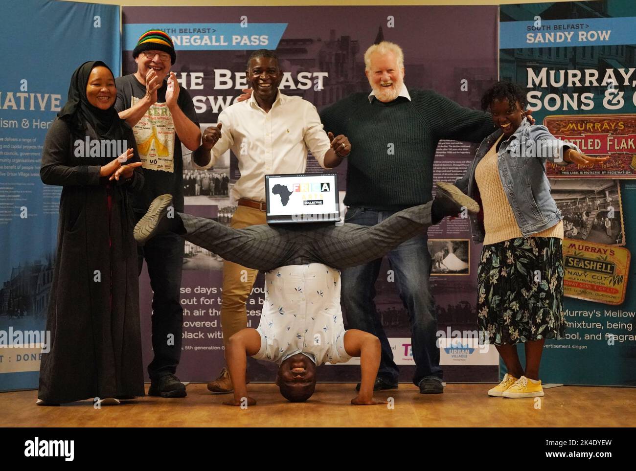 (Da sinistra a destra) Fatma Omar, Aidan Milligan Cuthbert Tura Arutura, acrobat Rahim Saphy, Stan Papenfus e Deborah Kahubire al lancio del collettivo di Arti africane a Belfast. Data immagine: Sabato 1 ottobre 2022. Foto Stock