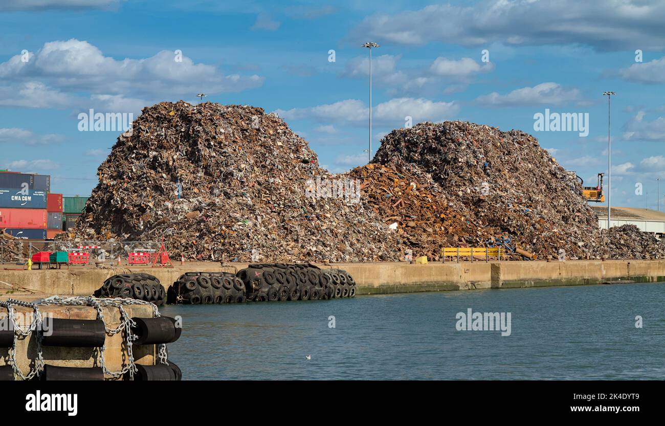 Mucchi di rifiuti, rifiuti sul lato del molo, Southampton Docks UK Foto Stock