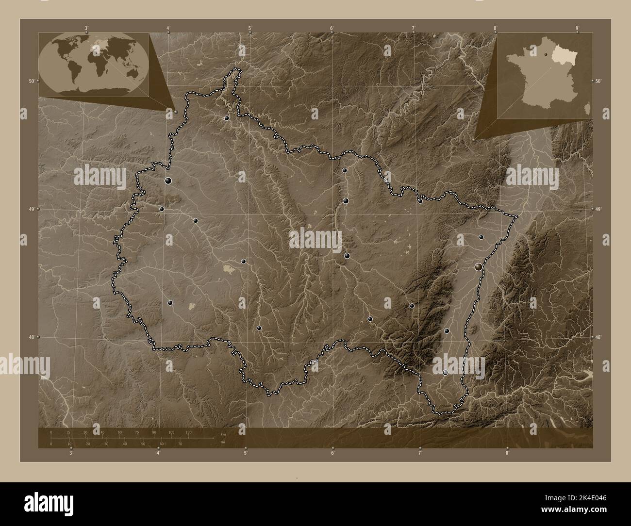 Grand Est, regione della Francia. Mappa dell'altitudine colorata in tonalità seppia con laghi e fiumi. Posizioni delle principali città della regione. Pos. Ausiliario angolo Foto Stock