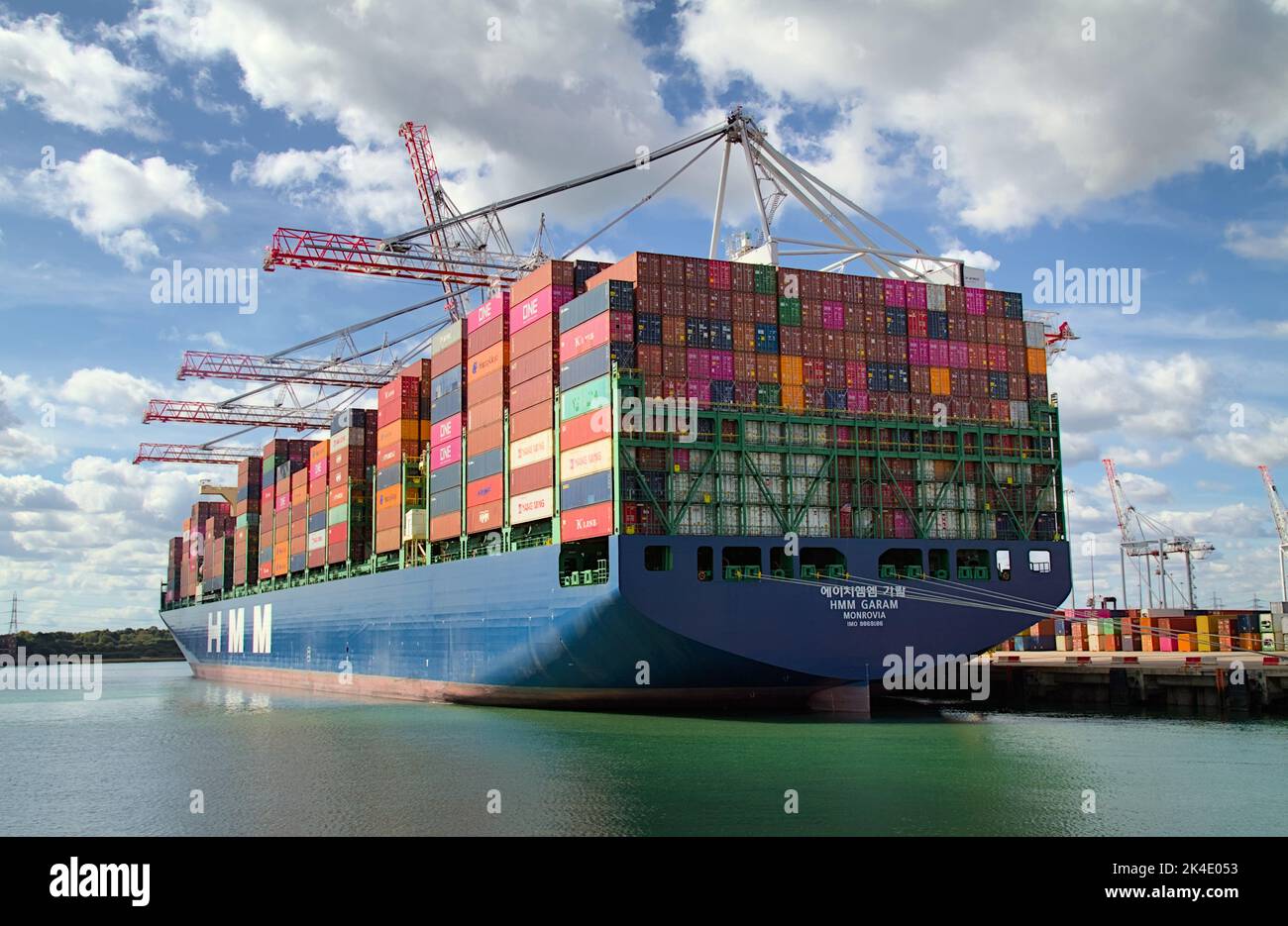 HMM Garam Container Cargo Ship in corso di caricamento presso il Dockside di Southampton Docks UK Foto Stock