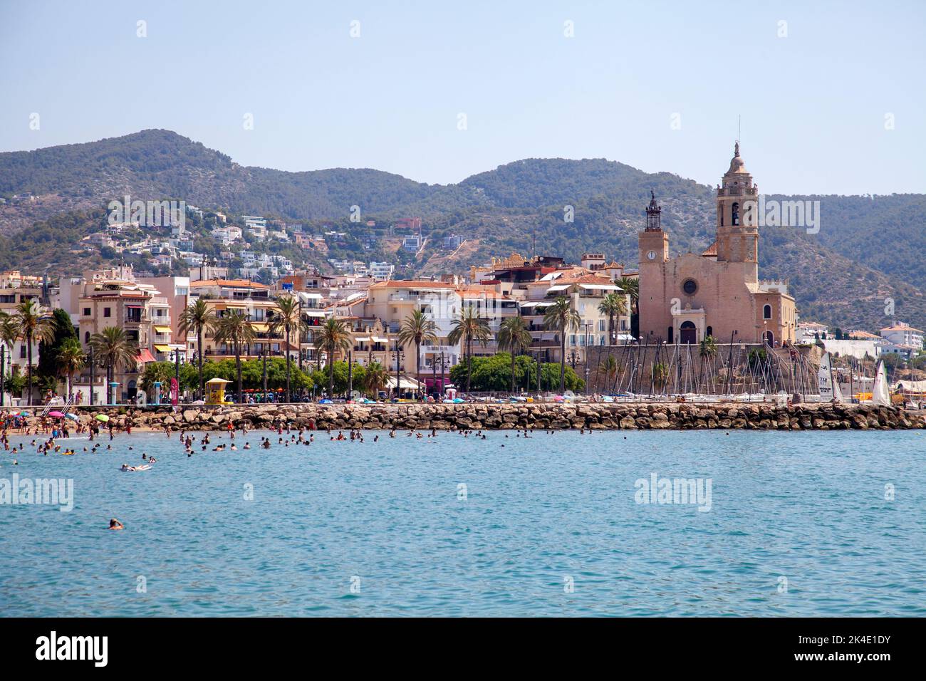 Chiesa di Sant Bartomeu i Santa Tecla si affaccia sulle spiagge di Sitges, Spagna Foto Stock