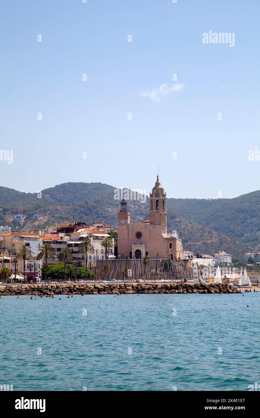 Chiesa di Sant Bartomeu i Santa Tecla si affaccia sulle spiagge di Sitges, Spagna Foto Stock