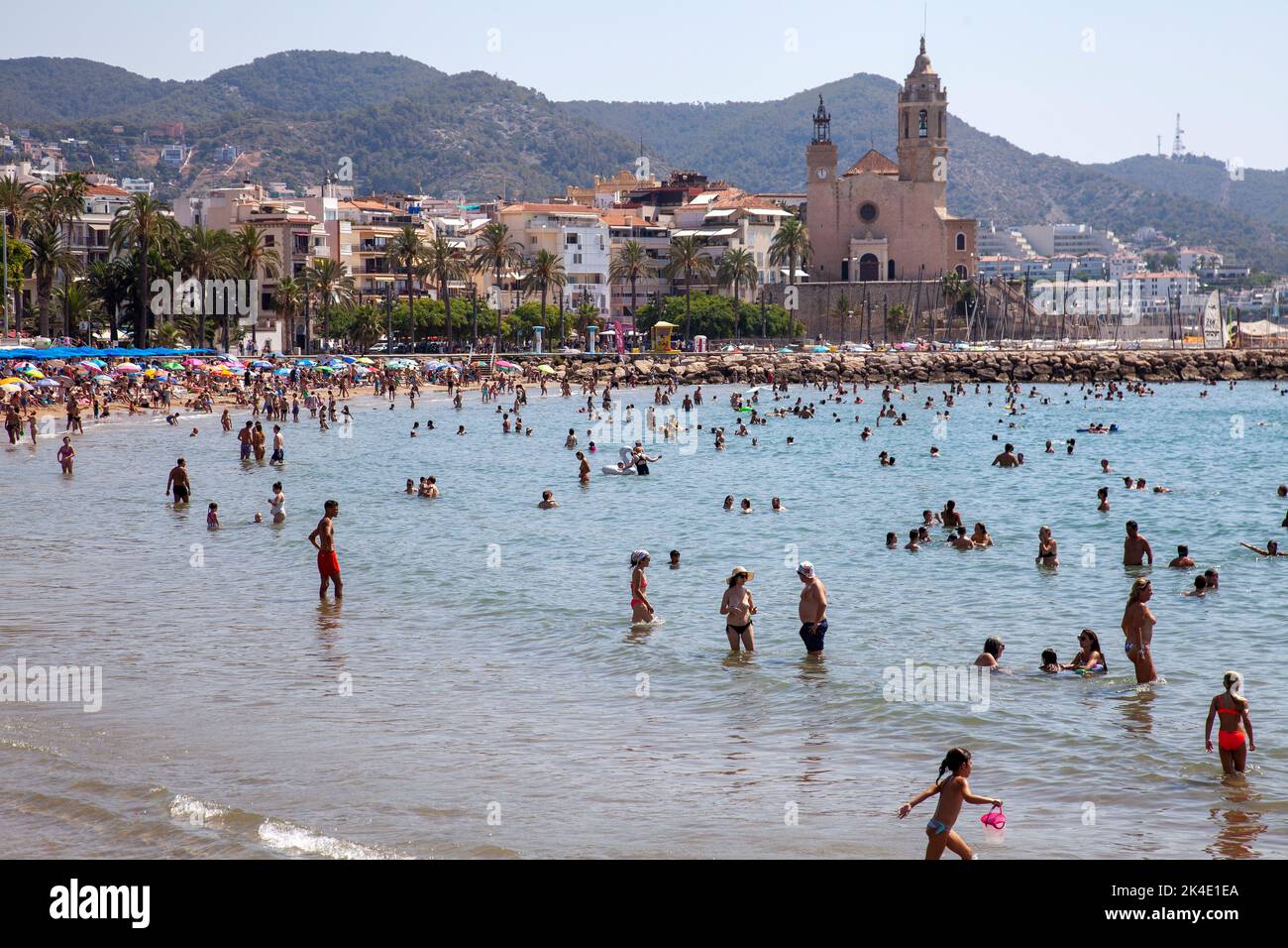 Chiesa di Sant Bartomeu i Santa Tecla si affaccia sulle spiagge di Sitges, Spagna Foto Stock