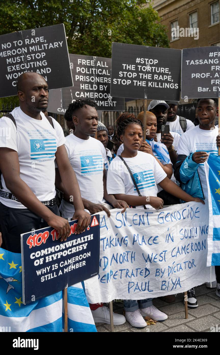 Londra. I membri della comunità cameruniana si sono dimostrati a Whitehall, di fronte a Downing Street Foto Stock