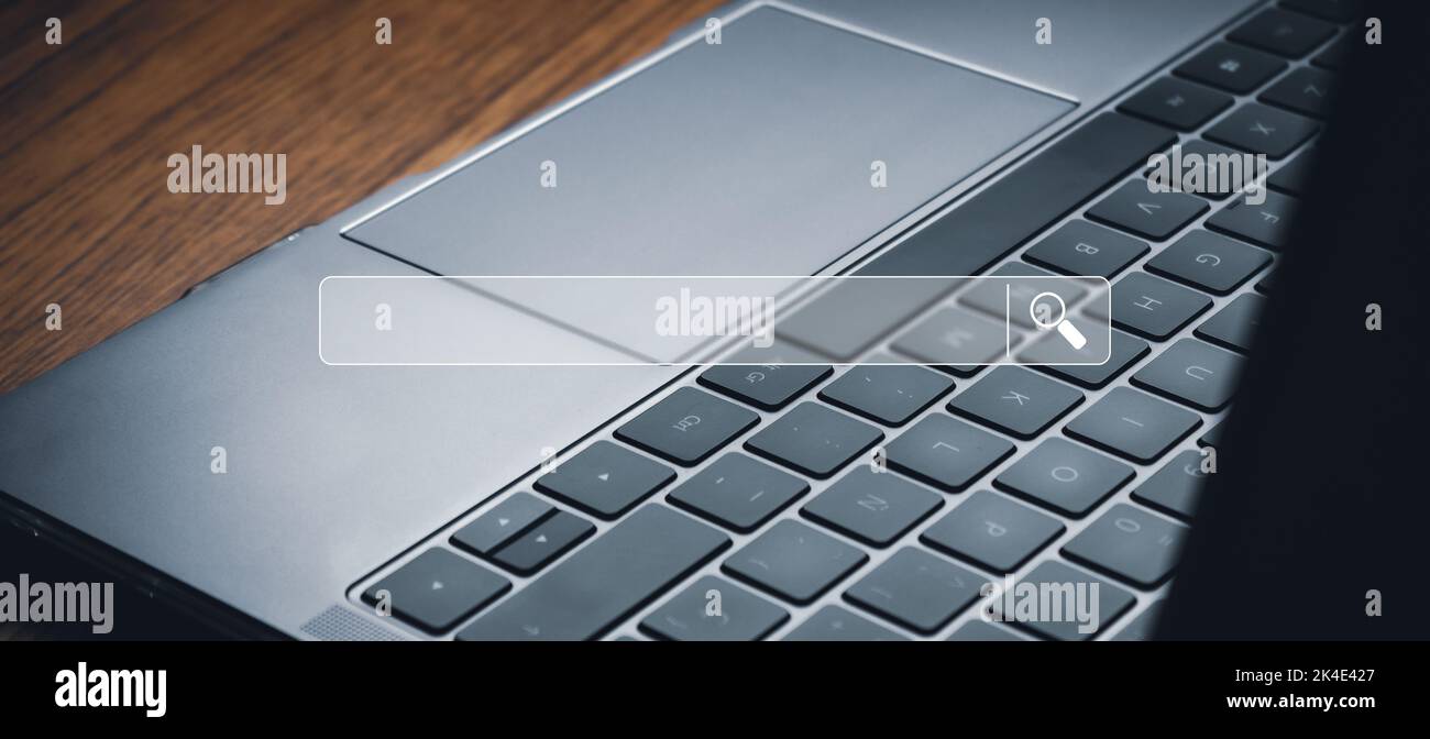 Foto del desktop come sfondo con la barra del browser digitale. Internet delle cose. Concetto di ricerca delle informazioni dei dati Internet. Foto Stock