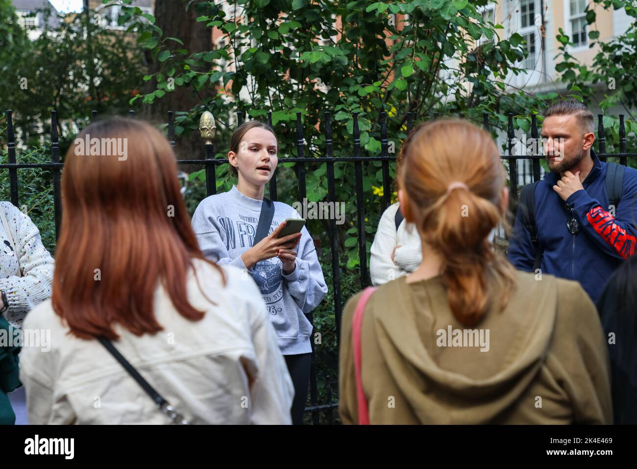 28 6 2022 la giovane donna fa un discorso a un gruppo di persone in strada a Soho Square, Londra Foto Stock