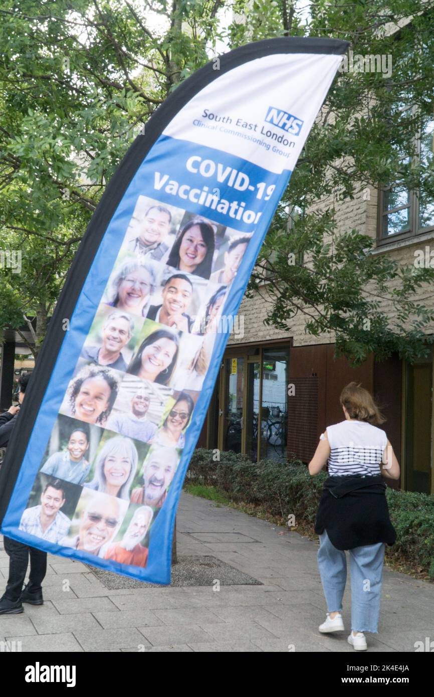 Londra, Regno Unito 1 ottobre 2022: Come parte della campagna autunnale di richiamo per vaccinazioni covid, l'Akerman Health Centre nel sud di Londra gestisce una speciale clinica del sabato con un sacco di amministratori volontari per ottenere il maggior numero possibile di persone vaccinate. I numeri dei casi e le ammissioni di coronavirus sono aumentati bruscamente nelle ultime settimane e ci sono timori per un doppio whammy di covid-19 e malattie influenzali questo inverno. Anna Watson/Alamy Live News Foto Stock