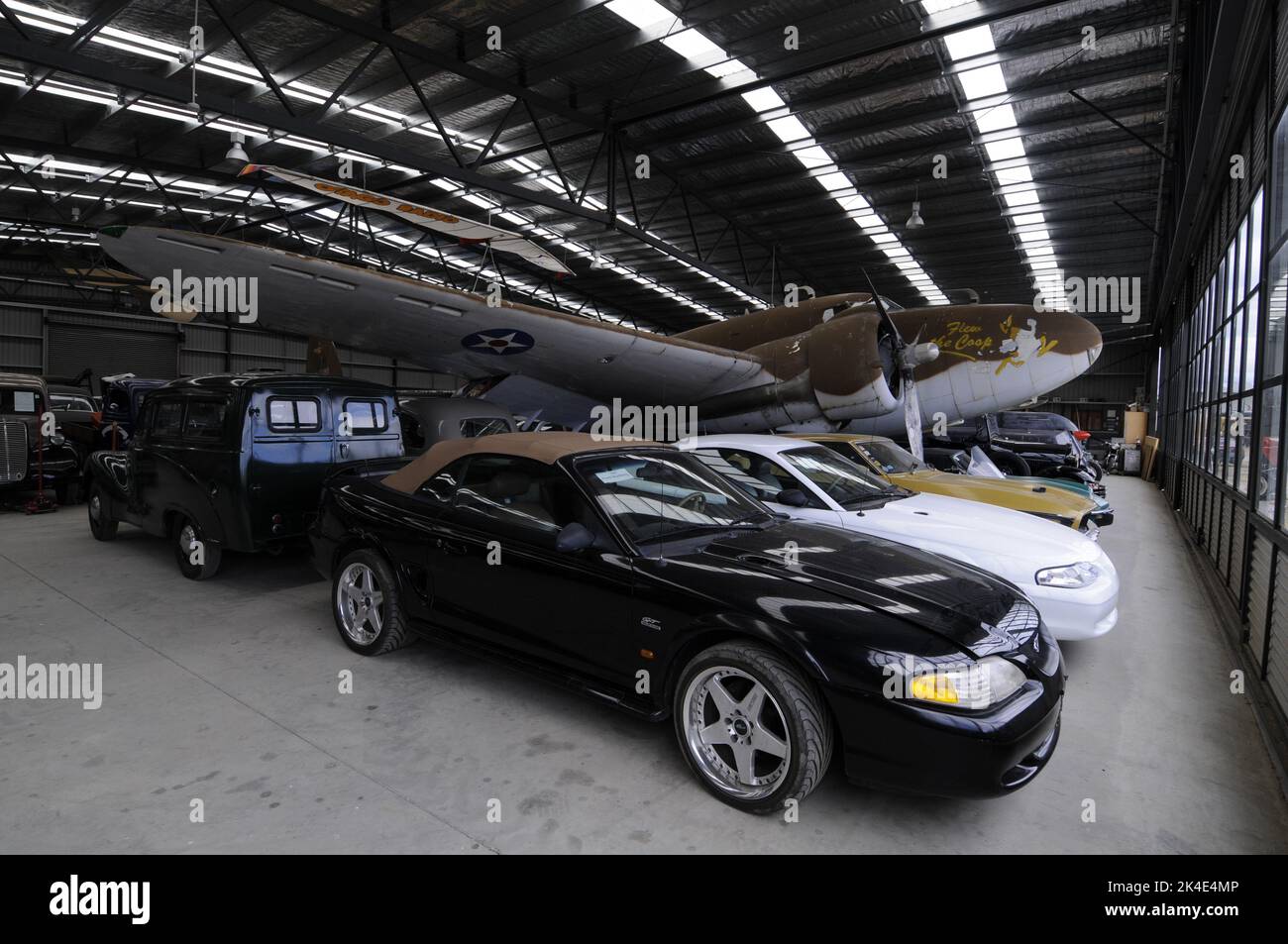 Una collezione di auto e un'aragosta americana Lockheed della guerra mondiale del 11, in mostra al CoopÕ National Transport & Toy Museum di New ÔFlew ZealandÕs Foto Stock