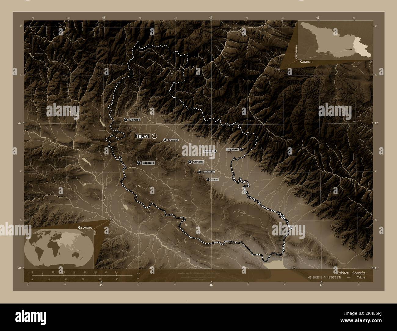 Kakheti, regione della Georgia. Mappa dell'altitudine colorata in tonalità seppia con laghi e fiumi. Località e nomi delle principali città della regione. Angolo auxi Foto Stock