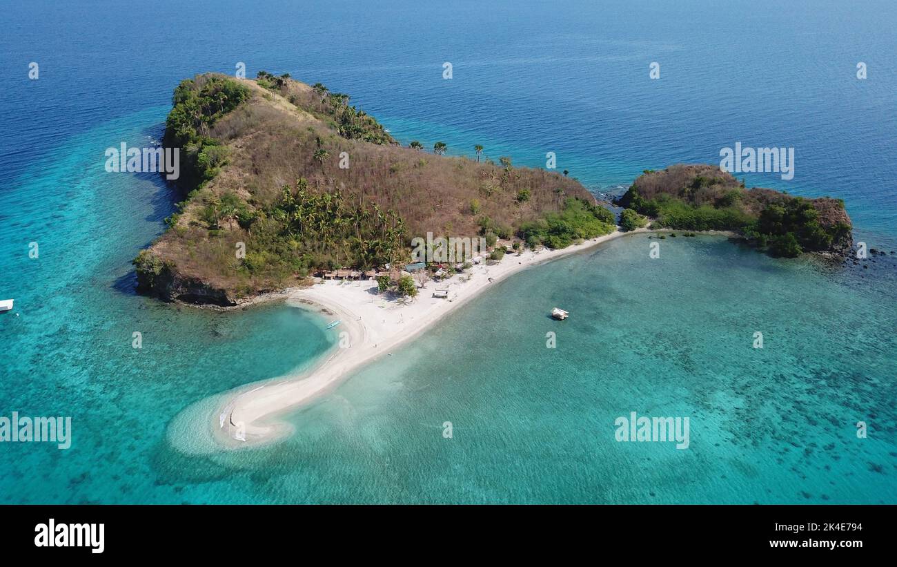 Vista aerea dall'alto del mare panoramico, della laguna e della barriera corallina con acqua turchese, piccole onde prima della tempesta sull'isola delle Filippine Foto Stock