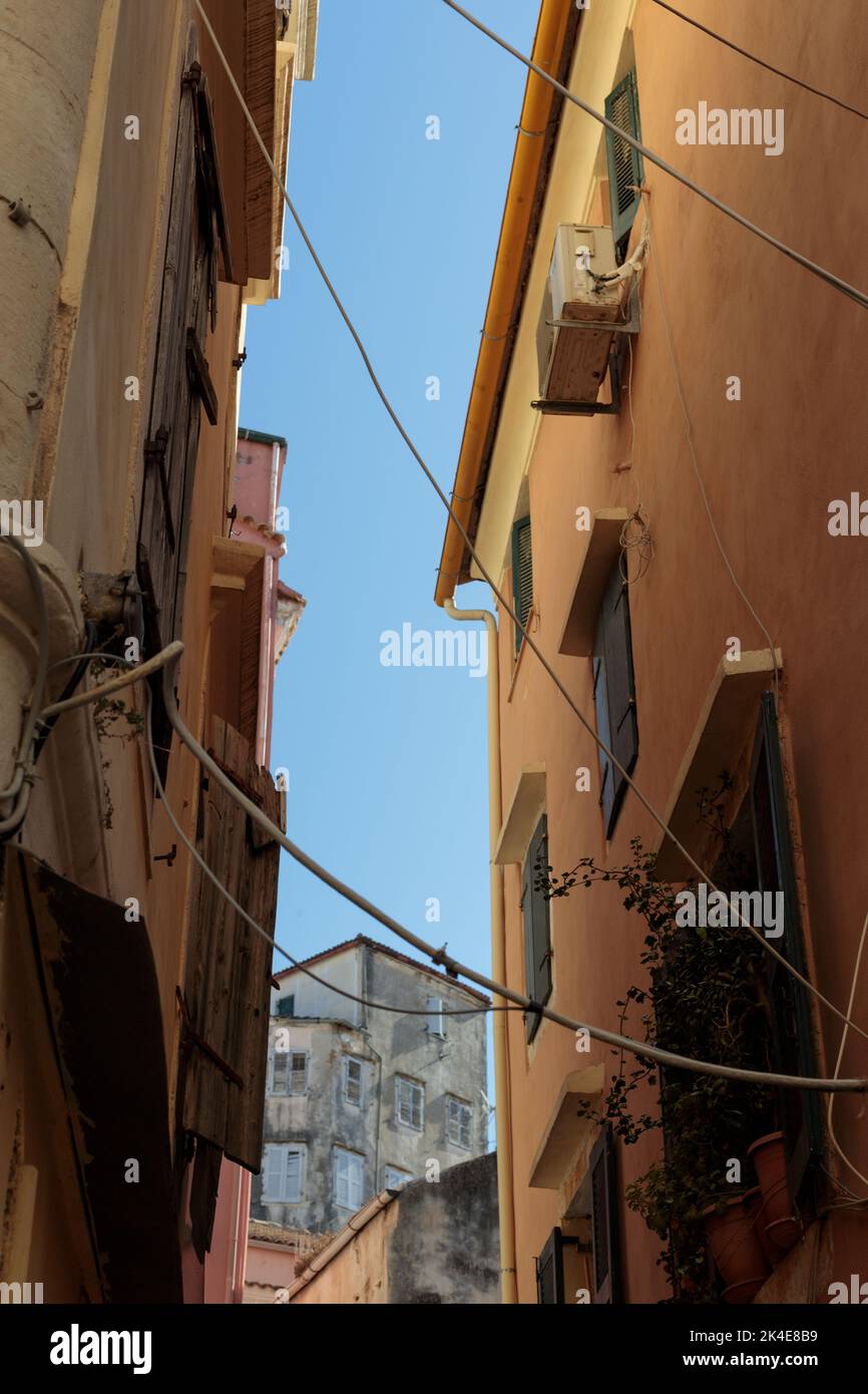 Strada stretta e storica nel centro storico di Corfù. Foto Stock