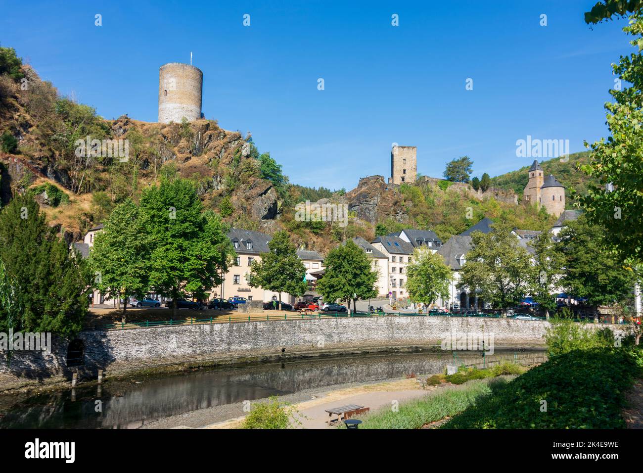 Esch-sur-Sûre (Esch-Sauer): Castello di Esch-sur-Sure, centro storico, valle del fiume Sauer (Sure) in Lussemburgo Foto Stock