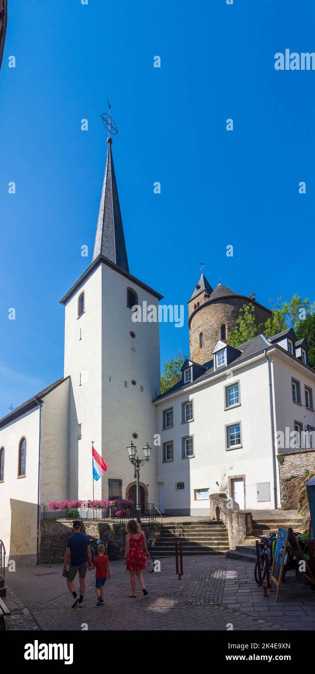 Esch-sur-Sûre (Esch-Sauer): chiesa, Castello di Esch-sur-Sure, centro storico in , Lussemburgo Foto Stock