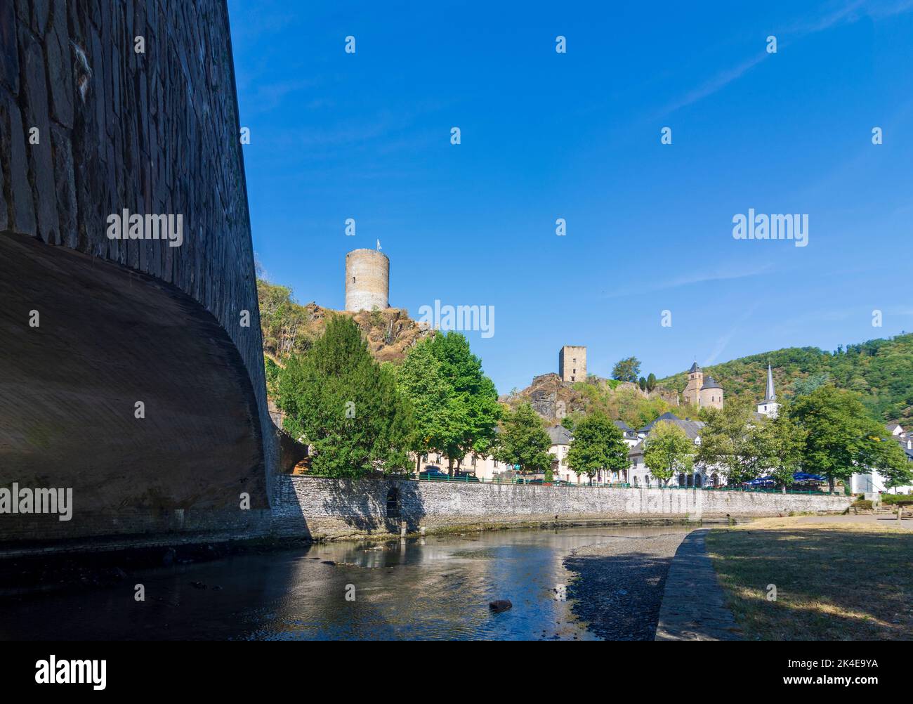 Esch-sur-Sûre (Esch-Sauer): Castello di Esch-sur-Sure, centro storico, valle del fiume Sauer (Sure) in Lussemburgo Foto Stock