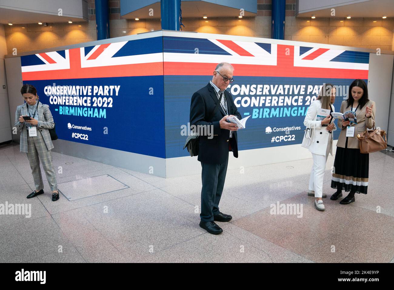 Persone che partecipano alla conferenza annuale del Partito conservatore presso l'International Convention Centre di Birmingham. Data immagine: Domenica 2 ottobre 2022. Foto Stock